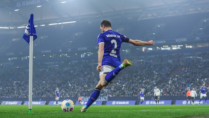 Thomas Ouwejan vom FC Schalke 04 schießt im Testspiel gegen KAS Eupen in der Arena einen Eckball