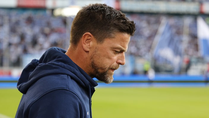Trainer Torsten Ziegner vom MSV Duisburg mit enttäuschter Miene