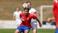 Enes Yilmaz und Jan Holldack im Kampf um den Ball