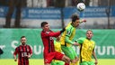 Kopfballduell im Fußballspiel Viktoria Köln gegen Waldhof Mannheim