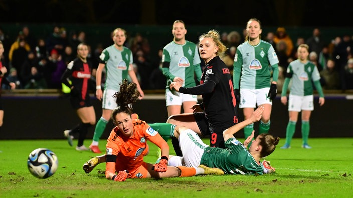 Nikola Karczewska (M.) trifft zum 1:0 für Bayer 04 Leverkusen im Auswärtsspiel bei Werder Bremen.