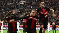 Bayer Leverkusen: Florian Wirtz jubelt mit Jonas Hofmann und Jeremie Frimpong