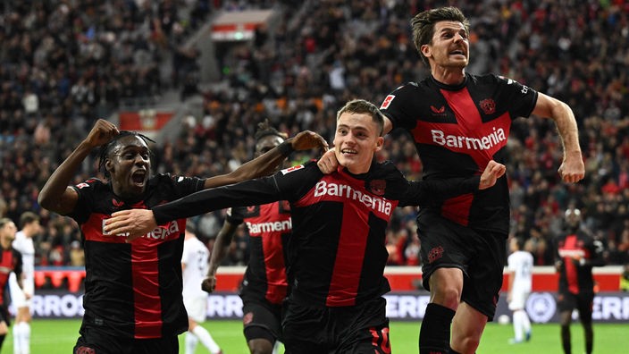 Bayer Leverkusen: Florian Wirtz jubelt mit Jonas Hofmann und Jeremie Frimpong