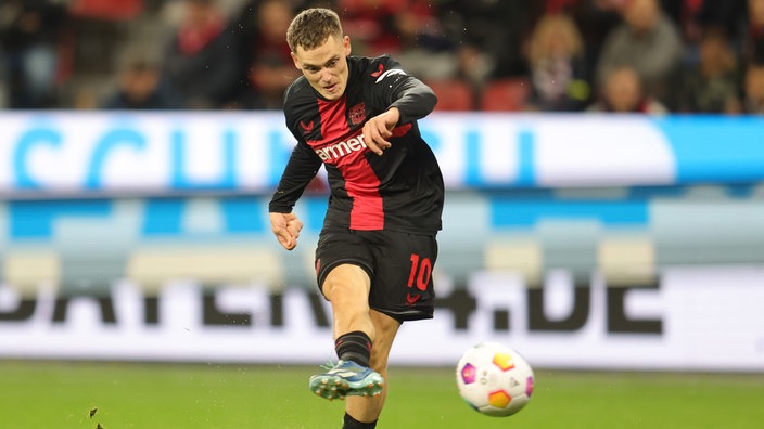 Bayer Leverkusen: Florian Wirtz beim Schuss