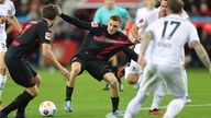 Bayer Leverkusen: Florian Wirtz wird von Nicolas Höfler am Trikot gezogen.