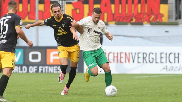 Münsters Yassine Bouchama (r.) versucht den Ball zu verteidigen