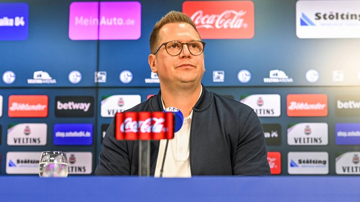 Andre Hechelmann, Sportdirektor von Schalke 04, schaut nach oben