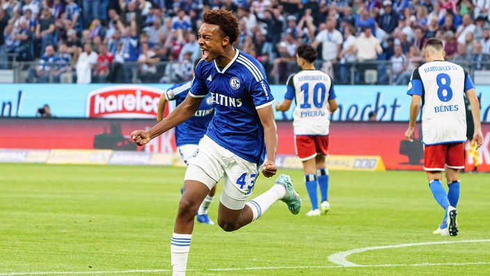 Schalkes Assan Ouédraogo feiert seinen Treffer zum 1:! gegen den Hamburger SV