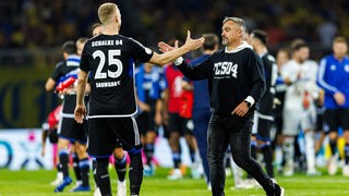 Timo Baumgartl (FC Schalke 04) Schlussjubel, Emotion, jubel, mit Trainer Thomas Reis