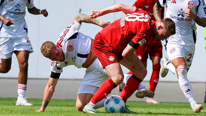 Andre Hoffmann (Fortuna Duesseldorf) und Jannik Mause (1. FC Kaiserslautern) kaempfen um den Ball.