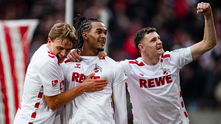 v.l. Kölns Timo Hübers, Torschütze Damion Downs und Eric Martel jubeln nach dem Siegtreffer zum 1:0 gegen Fürth