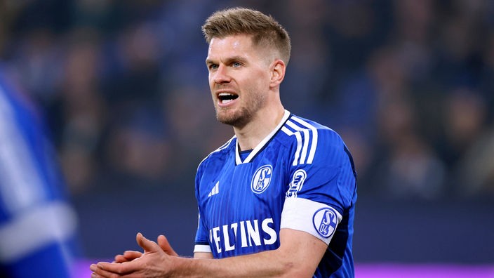 Simon Terodde, Kapitän des FC Schalke 04, klatscht in die Hände
