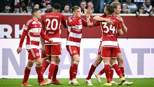 Jubelnde Spieler von Fortuna Düsseldorf