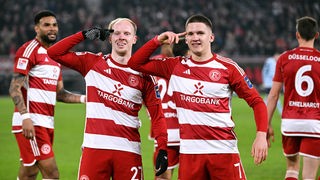 Dennis Jastrzembski (l) und Christos Tzolis von Fortuna Düsseldorf jubeln gemeinsam