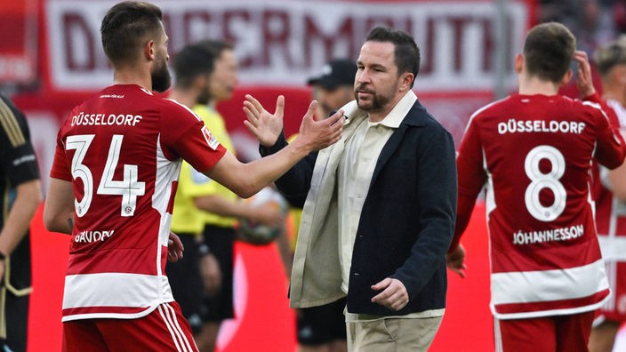 Fortuna Düsseldorfs Sportdirektor Christian Weber klatscht mit Spielern ab