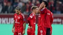 Enttäuschte Spieler von Fortuna Düsseldorf nach dem Spiel gegen den 1. FC Kaiserslautern.