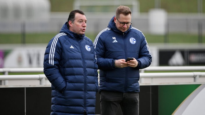 Schalke-Sportdirektor Marc Wilmots(l.) und der Technische Direktor André Hechelmann wohnen dem S04-Training bei