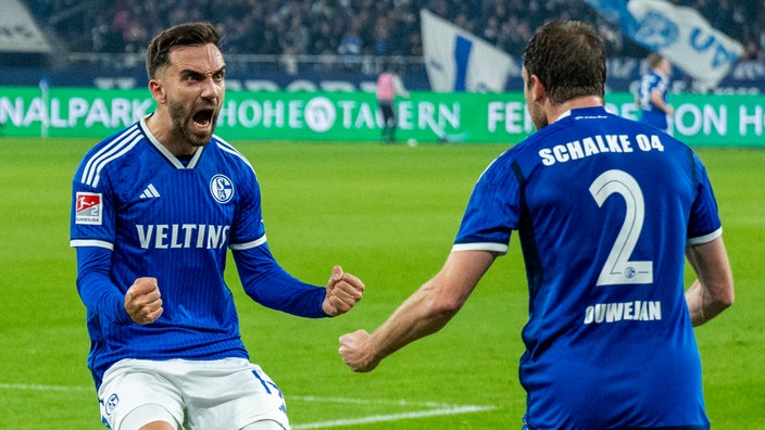 Schalkes Kenan Karaman (l.) jubelt nach seinem Tor zum 1:2 mit seinem Teamkollegen Thomas Ouwejan