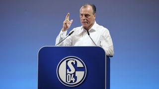 Clemens Tönnies spricht auf einer Veranstaltung des FC Schalke 04 im Juni 2019.