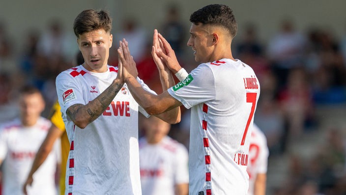 Denis Huseinbasic und Dejan Ljubicic jubeln nach einem Tor im Testspiel gegen VV St. Truiden