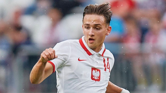 Michal Karbownik im Trikot der polnischen Nationalmannschaft.