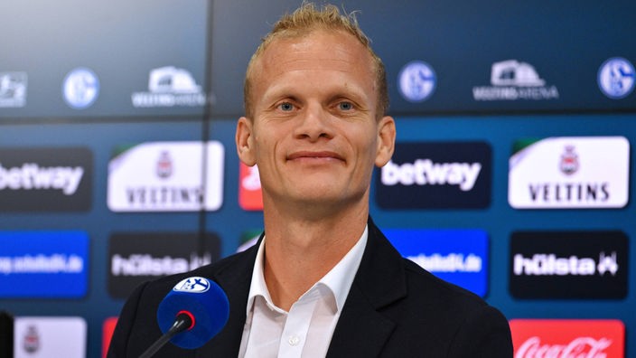 Karel Geraerts wird als neuer Trainer des FC Schalke 04 vorgestellt