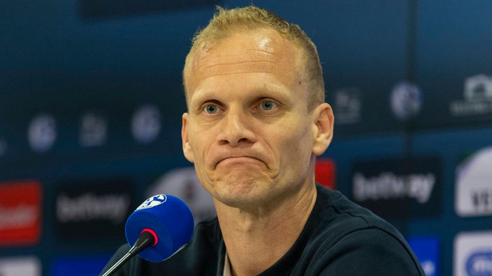 Karel Geraerts, Trainer des FC Schalke 04, auf einer Pressekonferenz