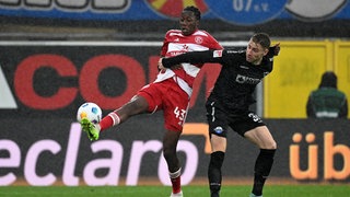 King Samuel Manu von Fortuna Düsseldorf (l.) im Spiel beim SC Paderborn.