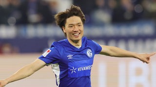 Defensivspezialist Ko Itakura jubelt im Trikot des FC Schalke 04