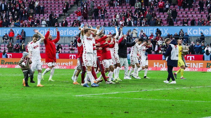 Die Spieler des 1. FC Köln feiern mit den Fans