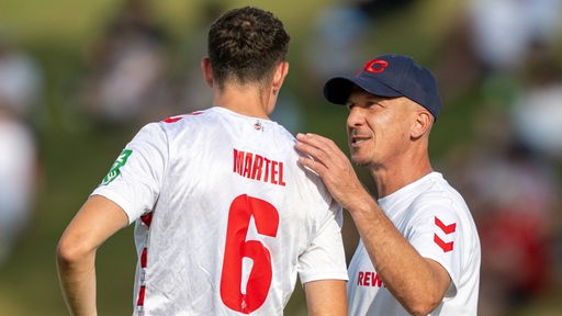 Gerhard Struber (r.), neuer Trainer des 1. FC Köln, spricht mit Spieler Eric Martel