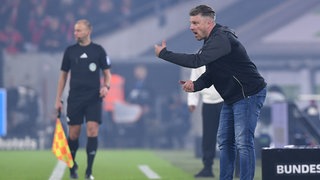 Lukas Kwasniok, Trainer des SC Paderborn, gibt Anweisungen am Spielfeldrand.