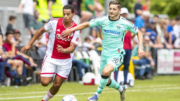 Florent Muslija (rechts) vom SC Paderborn im Duell mit Amsterdams Mohamed Ihattaren.