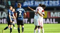 Klassenerhalt geschafft: Spieler des 1. FC Nürnberg liegen sich in Paderborn in den Armen