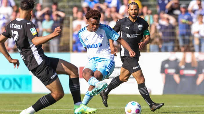 Schalkes Assan Ouedraogo am Ball im Testspiel beim 1. FC Bocholt.