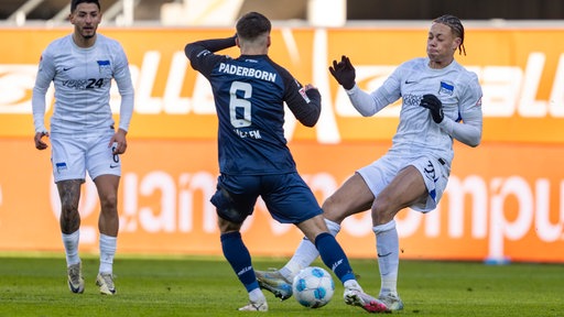 Zweikampf zwischen Derry Scherhant (Hertha BSC) und Marvin Mehlem (SC Paderborn 07)