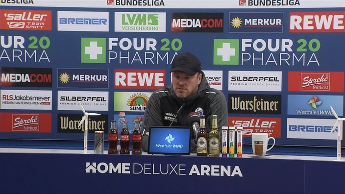 Paderborn-Trainer Kwasniok auf der Pressekonferenz vor dem Spiel gegen den FC Schalke 04