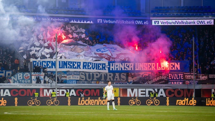 Rostocker Fans zünden Pyrotechnik