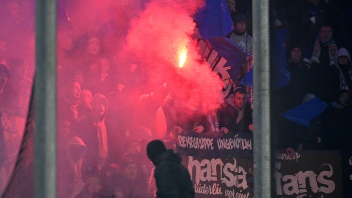 Rostock-Fans zünden Bengalos beim Spiel gegen den SC Paderborn