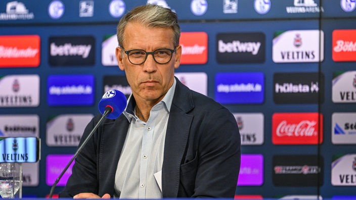 Sportvorstand von Schalke 04, Peter Knäbel, guckt böse