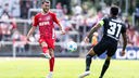 Sargis Adamyan (l.) vom 1. FC Köln spielt im Testspiel gegen Offenbach den Ball