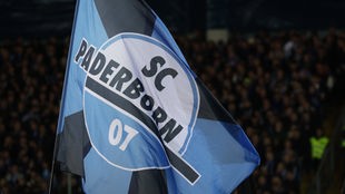 Das Logo des Fußball-Zweitligisten SC Paderborn prangt auf einer Fahne