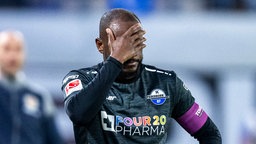 David Kinsombi vom SC Paderborn hält sich enttäuscht die Hand vor das Gesicht