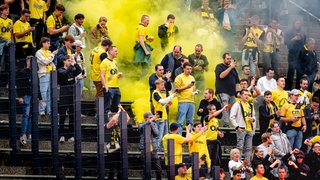 Fans von NAC Breda beim Testspiel gegen Schalke 04