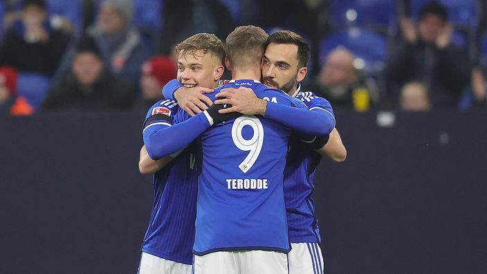 Schalkes Simon Terodde jubelt mit Keke Topp und Kenan Karaman.