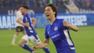 Fußballprofi Ko Itakura jubelt im Schalke-Trikot