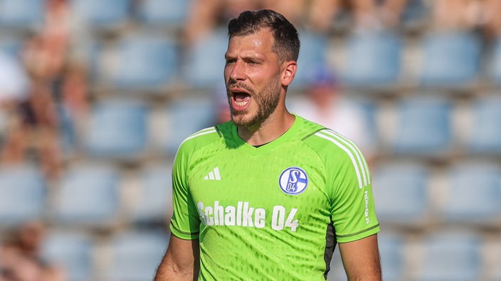 Schalke-Torwart Marius Müller kommuniziert während der Vorbereitung mit seinen Vorderleuten