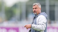 Schalke-Trainer Thomas Reis gibt auf dem Trainingsplatz Anweisungen
