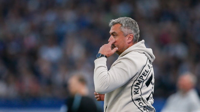 Thomas Reis, Chefcoach des Fußball-Zweitligisten FC Schalke 04, gibt an der Seite Anweisungen
