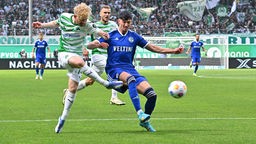 Jomaine Consbruch (SpVgg Greuther) gegen Schalkes Fürth Yusuf (r.).
